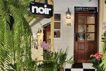 noir cafe and hostel