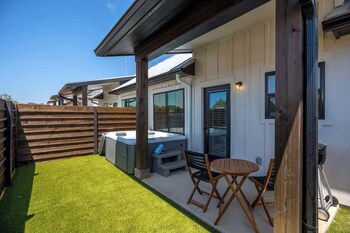 lucilles abode with hot tub