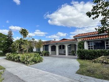 Beautiful And Comfortable Home And Studios,,4 star