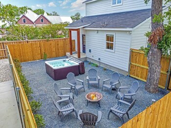 luxury escape at the noir 3br hot tub and steps from main st