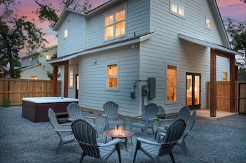 rose retreat luxurious getaway for 6 hot tub steps to main street