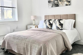 Luxury 2-Bed Apartment Lindley Huddersfield,,3 star