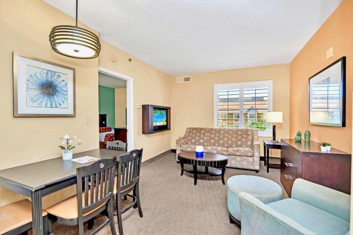 suite near universal studios with pool and hot tub