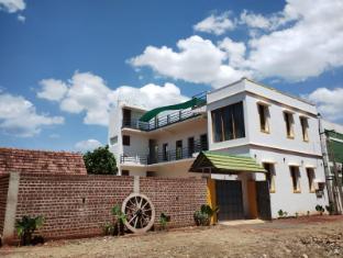 Auro White House,,3 star