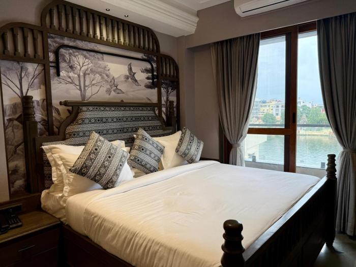 the luxury tiger at lake pichola