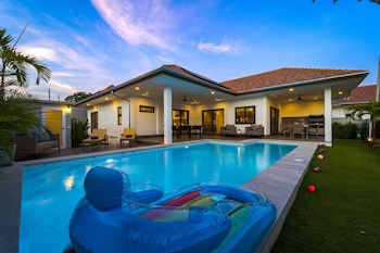 modern 3 bedroom private pool villa ml7