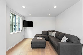 Back To The Future Sweet Suites,1524 Taylor Ave N,2 star