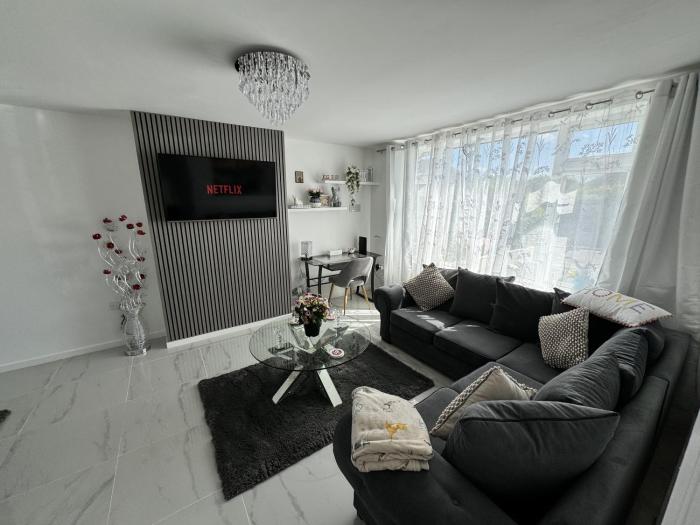 Modern 3-Bed Hideaway Near Westgate With Parking,,2 star