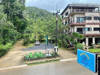 Boom Hostel Khao Sok,,2 star