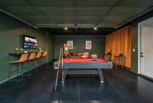 rooftop hot tub city views pac man pool table
