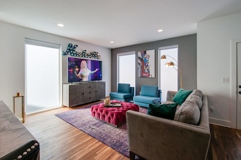dolly s big house 18 beds skydeck views