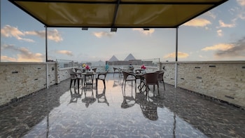 luxury jacuzzi and pyramids view