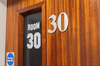 Hullywood Rooms,,2 star