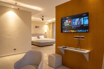 omaxe hazratganj lucknow suites and inn