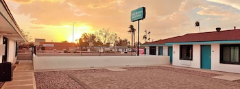 Casa Blanca Inn And Suites,695 N Arizona Ave,3 star