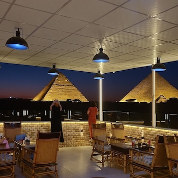 nefri pyramids hotel