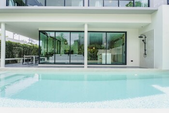 harmony exclusive villa bang tao phuket