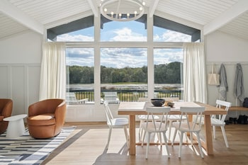 Lakelyn Lodge,159 Purdytown Turnpike,2 star