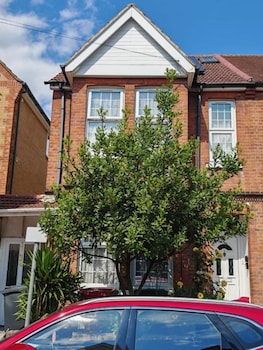 snoozeden wellesley near to slough station