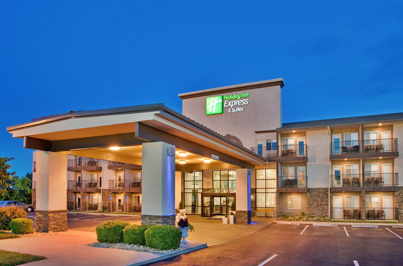 holiday inn express and suites branson 76 central