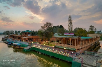 prince of kashmir luxury houseboat