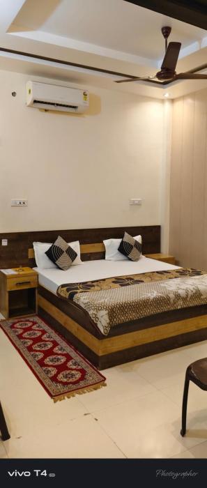 Shree Radharaman Palace,,2 star