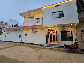 avadh dham guest house