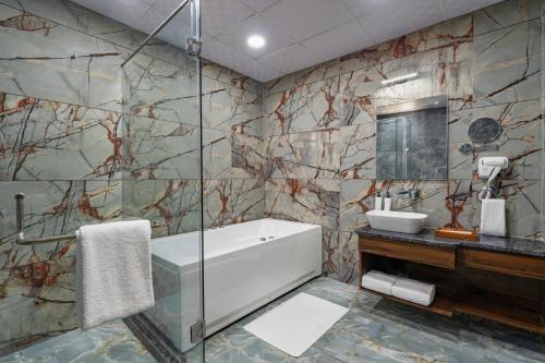 Clarks Inn Bichpuri, Agra,,4 star