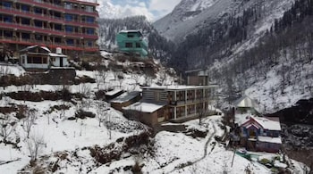 Yellowjackets Hotel Tosh,,2 star