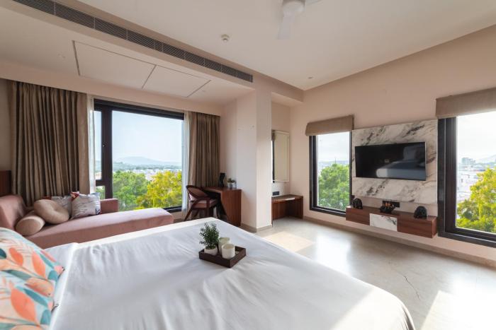pinnacle udaipur boutique rooftop pool hotel near the lakes