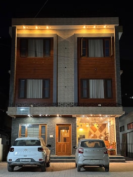 Hotel Himalayan Park,,3 star