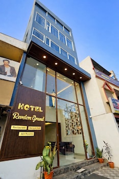 revelon grand hotel