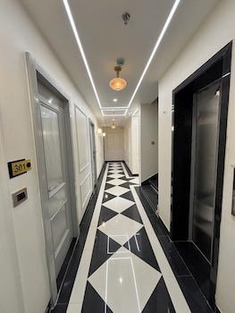 Hotel Raj Hari Palace,,4 star