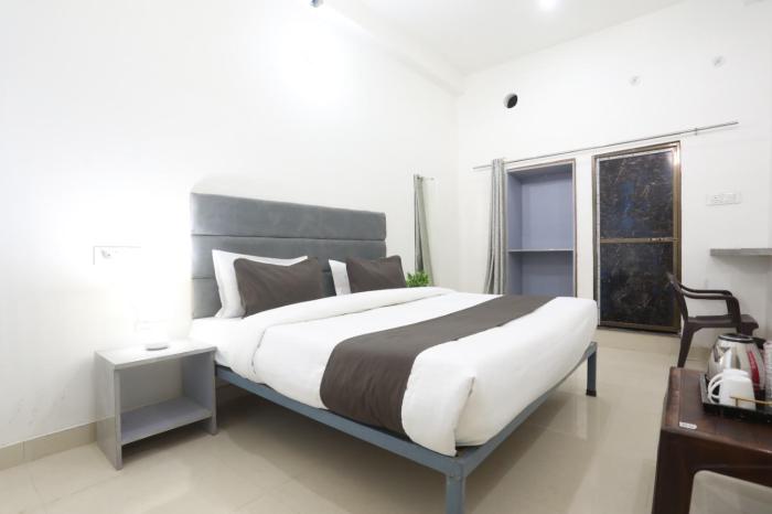 Hotel The Regal Inn,Bhu Road Hydrabadgate Iit Bhu,5 star
