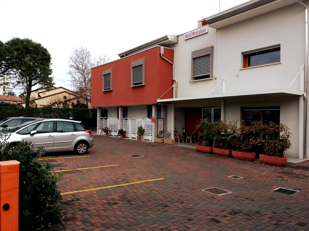 hotel mezzaluna