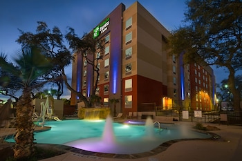 holiday inn express and suites san antonio medical six flags