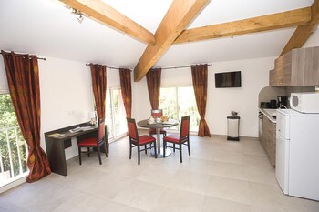 The Originals City Hotel Les Bastides Du Gapeau,Sollies-Toucas>>Cuers,3 star