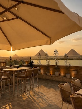 taj pyramids view inn
