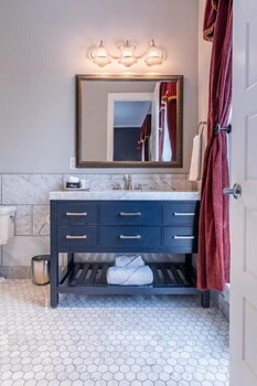 Hotel St. Cloud,631 Main St,3 star