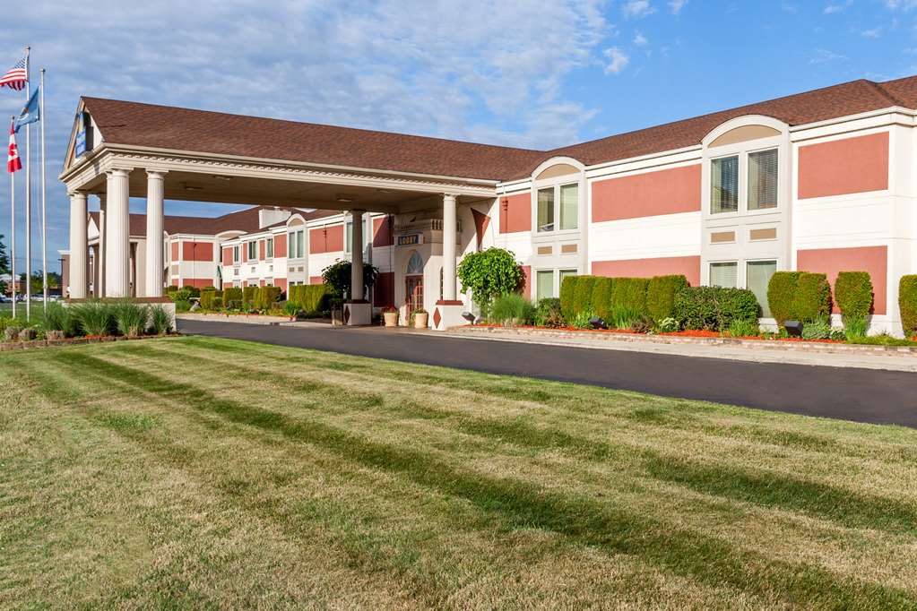 Days Inn & Suites By Wyndham Roseville/Detroit Area