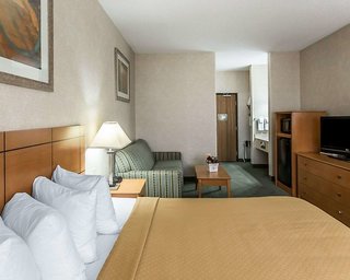 quality inn at collins road cedar rapids