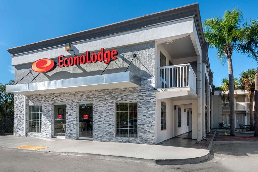 econo lodge airport at rj stadium