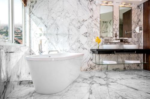 voco bonnington dubai by ihg