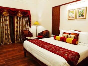 noor us sabah palace