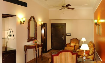 noor us sabah palace