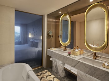 taj amer
