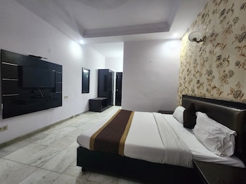 hotel grand central near karolbagh metro