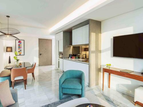 th8 palm dubai beach resort vignette collection