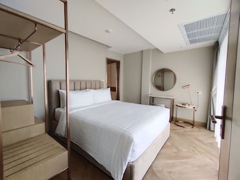 away bangkok riverside kene