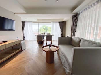 away bangkok riverside kene